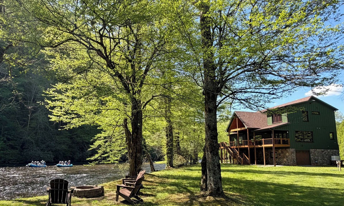Nantahala Cabin | New Riverfront Retreat – Ultimate Privacy, Stunning Views, & Dog-friendly!
