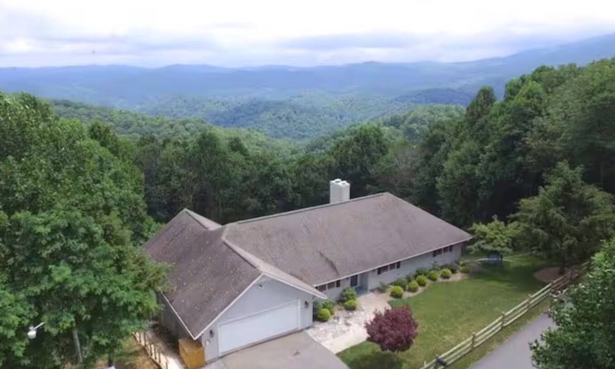 Seven Devils House | New - Sleeps 25, Beautiful Mtn. Views, Sunrises, Game Room