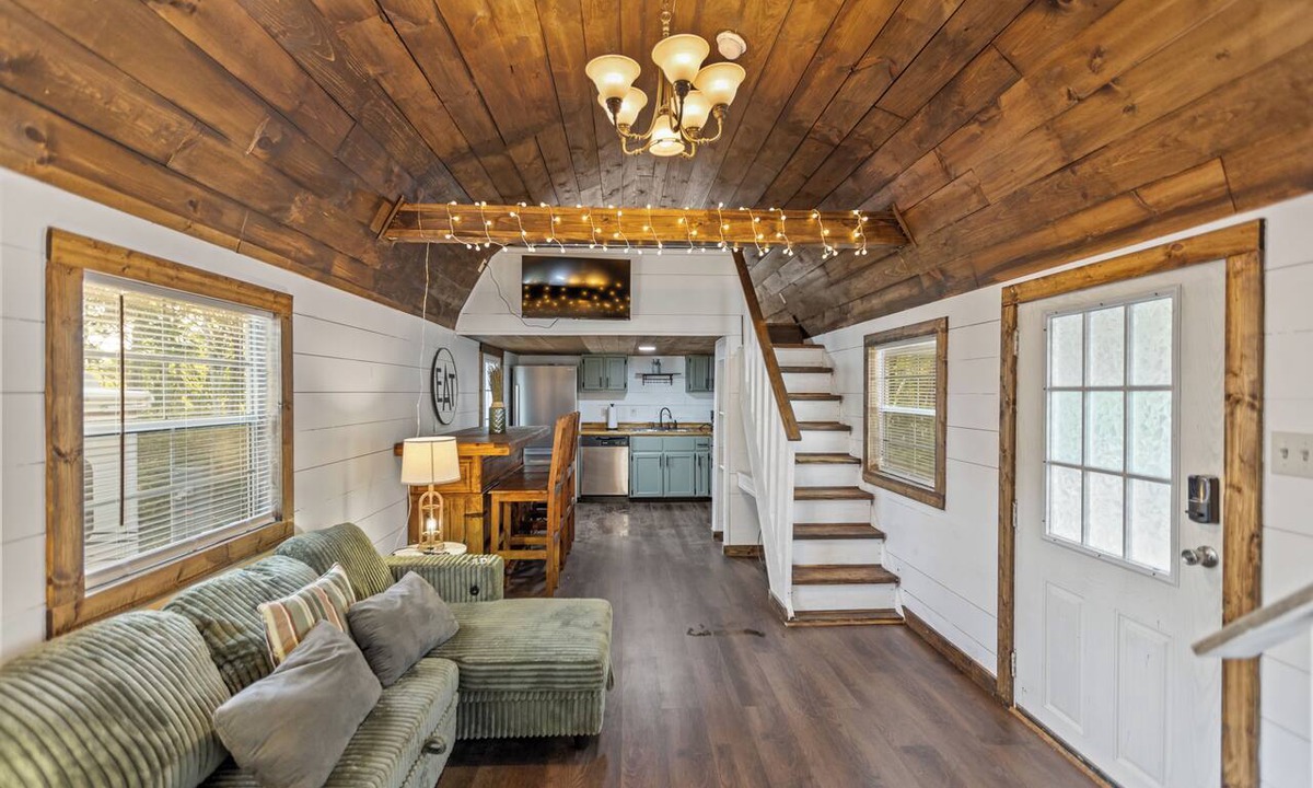 Winona House | New Tiny Home + Camper - Sleeps up to 10 - Fire Pits - Access to Brimstone Trail