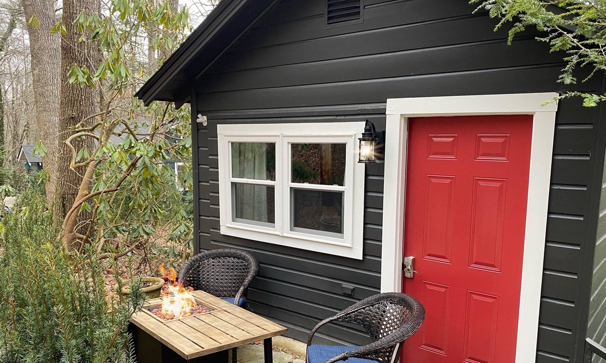 Mirror Lake House | New to VRBO! Romantic suite, Kitchenette, Dog friendly,Fire table,Fiber Optic WI-FI