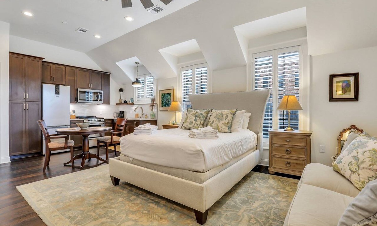 Hitch Village - Fred Wessels Homes Apartment | Newly Built High-end Carriage House Steps to Riverfront by Lucky Savannah