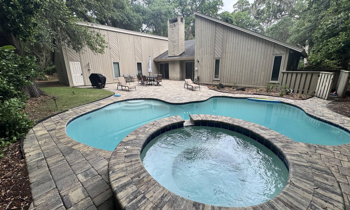 Heritage Woods House | No Stairs! Sea Pines home, Private Pool, Hot Tub, Near Golf, Walk/Bike to Beach