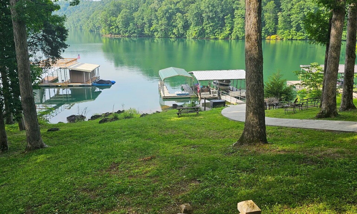 Jacksboro Cottage | Norris Lake Front Rentals: Cat-Coll Cottage Lovely 2 bedroom w/private dock