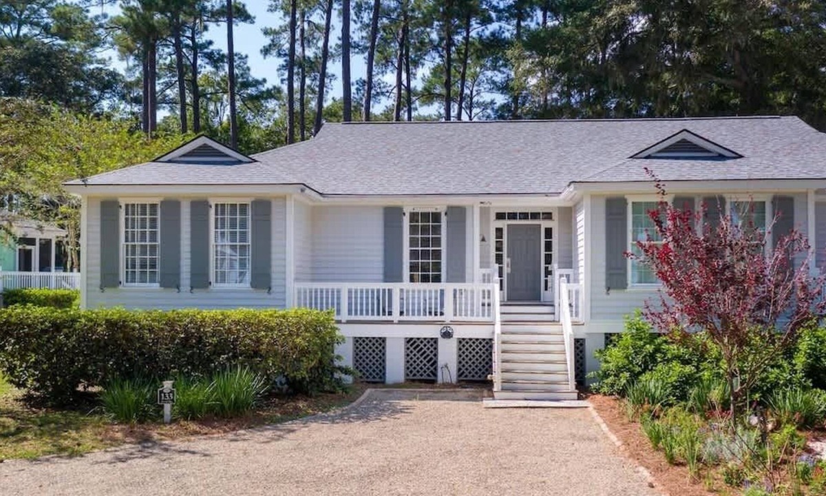 Melrose on the Beach House | Oak Breeze Cottage - Pet Friendly with Golf Cart