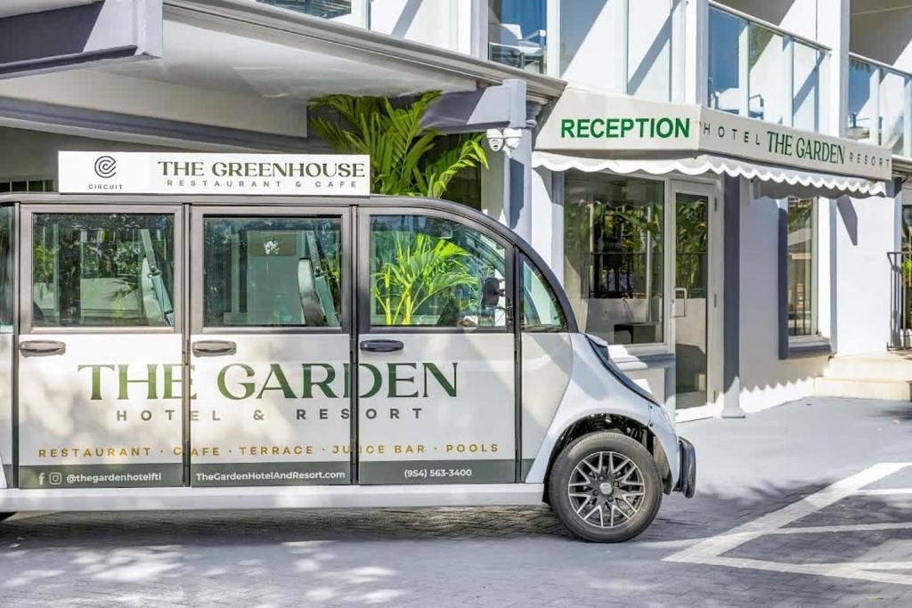 Galt Mile Hotel | Ocean Blvd King Suite at Botanica