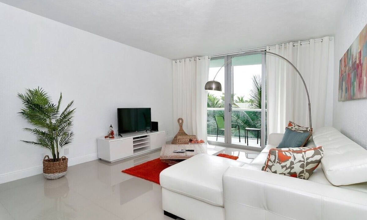 Hollywood South Central Beach Condo | Ocean front condo on Hollywood Beach ! 1 bedroom/3rd floor