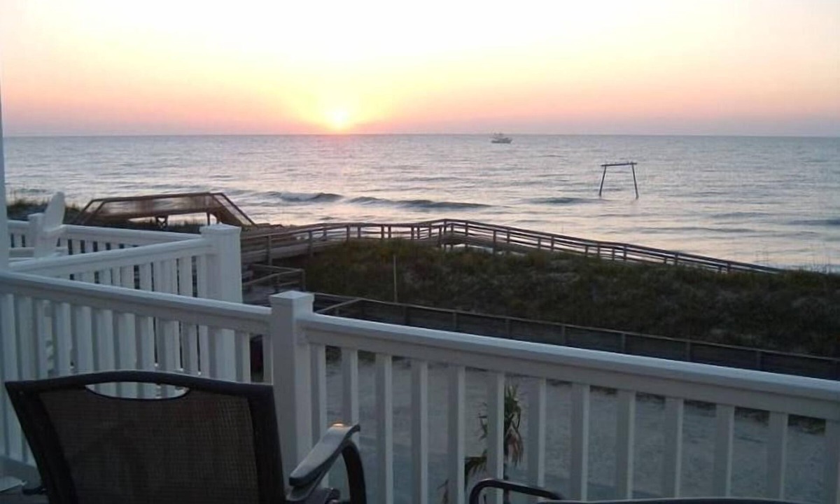 Surf City House | Ocean-view! 150 FOOT WALK TO OCEAN! EXCEPTIONAL RATING-192 REVIEWS. LBR DAY OPEN