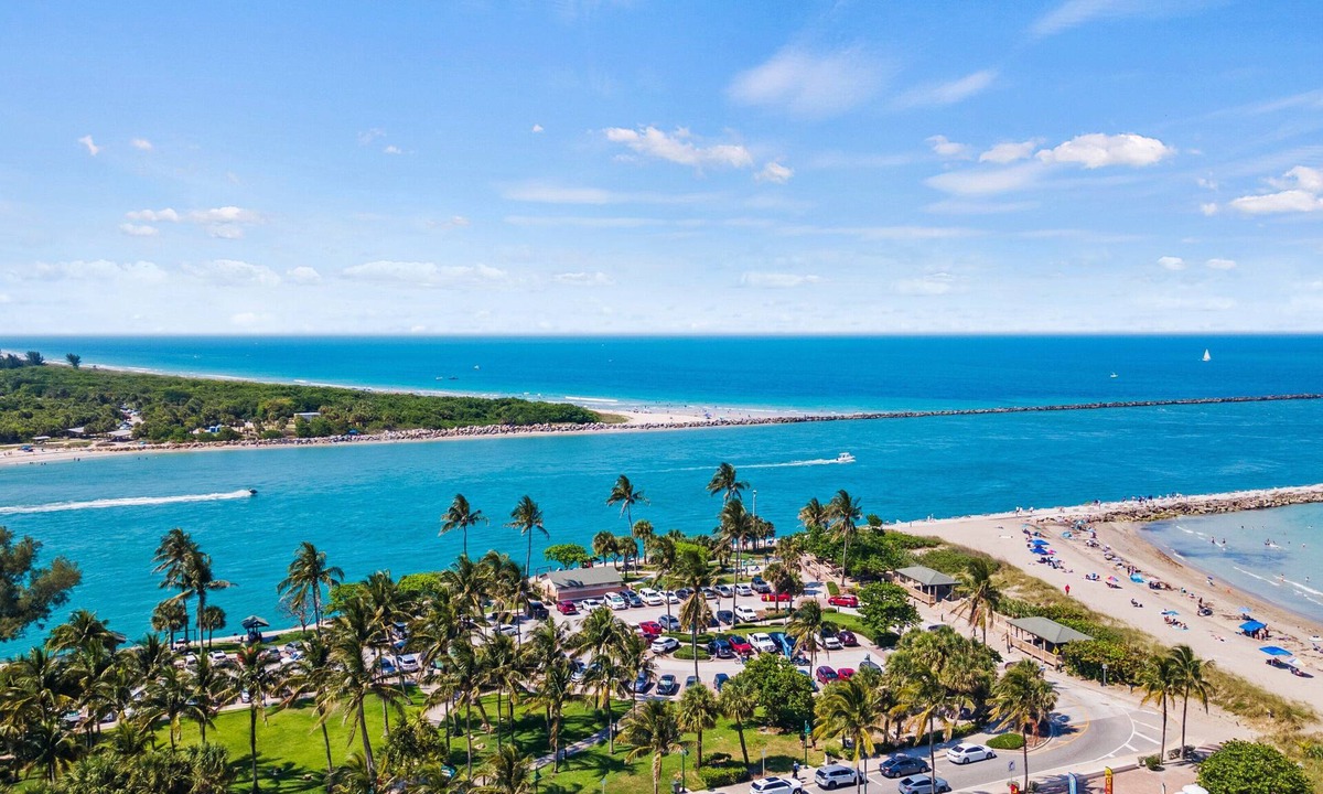 Fort Pierce Apartment | Oceanfront Inn Room #8 - Partial Ocean View - King Bed