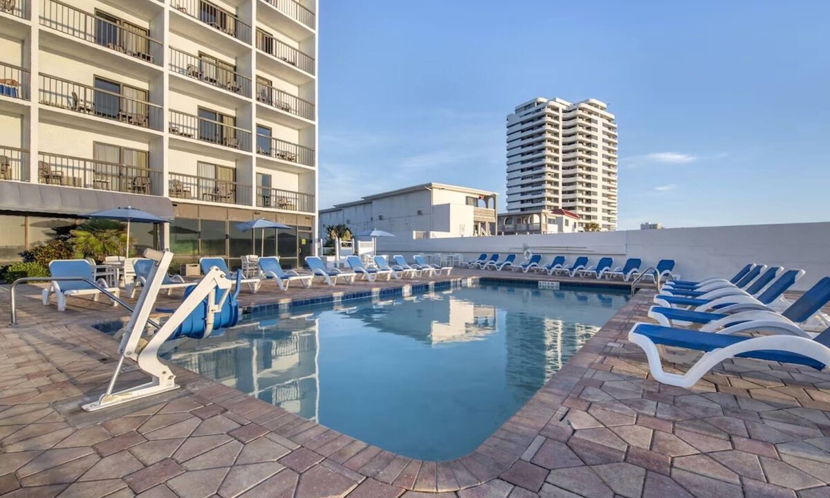Seabreeze Park Hotel | Oceanfront Stay w/Pool and Parking Near Daytona Beach Boardwalk & Pier
