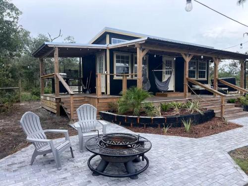 Punta Gorda House | Off-Grid, Lakeside Tiny Home in Punta Gorda, Florida, Perfect for a Weekend Getaway