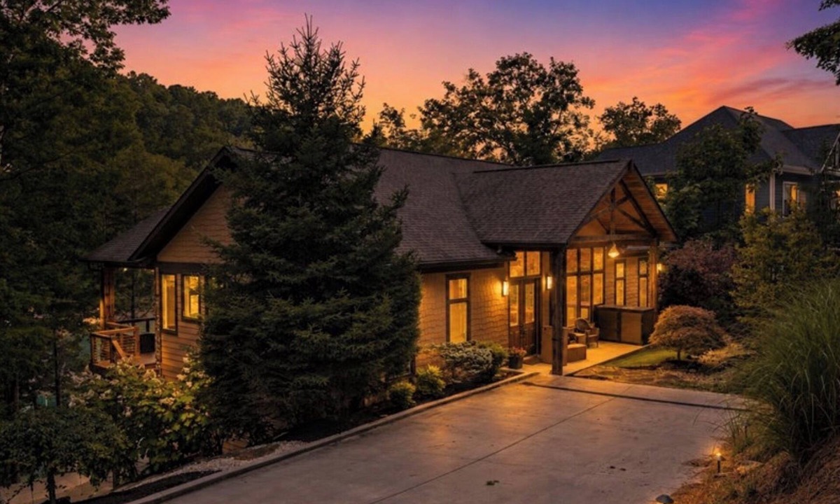 Jacksboro House | Offseason Oasis on Windsor Ln Beautiful Lake Front Retreat