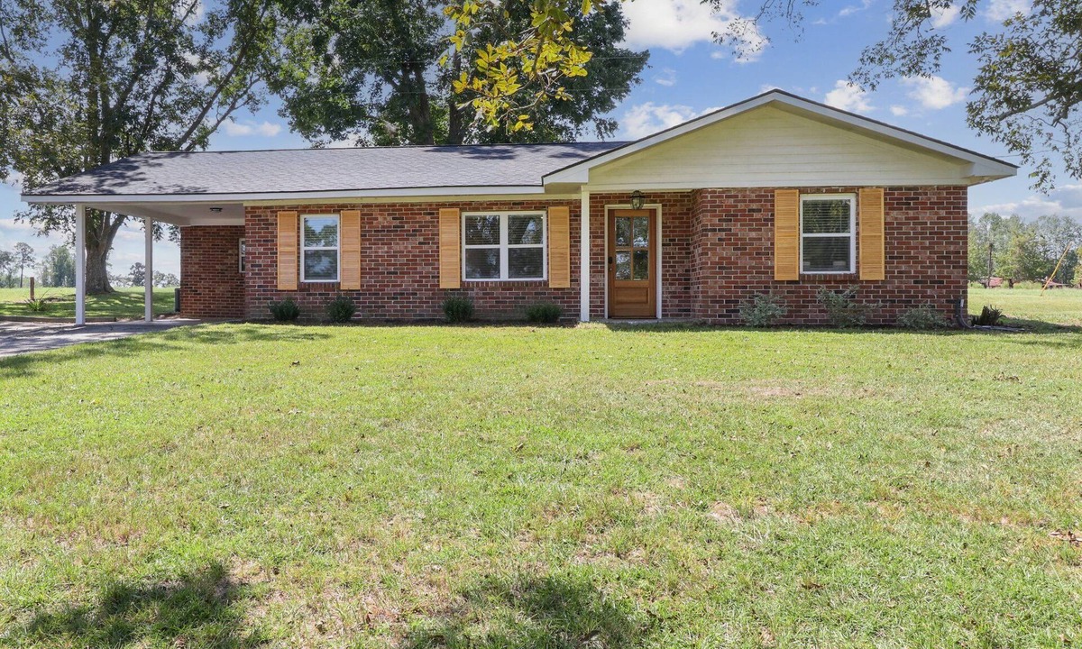 Claxton House | On the farm in Claxton: tucked down a quiet dirt road, your peaceful retreat.