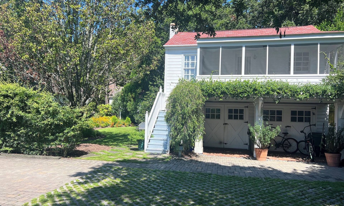 Morehead City Apartment | One Bedroom Carriage House- 131 Craven Street 300 feet from Beaufort Waterfront