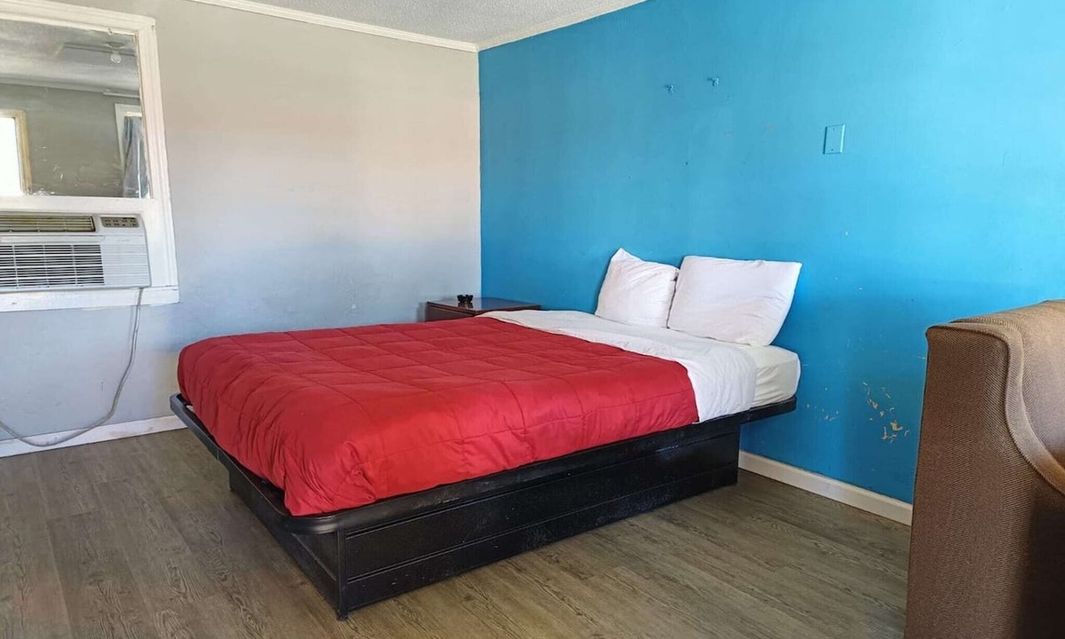 Edisto Apartment | Orangeburg SC|Queen Bed