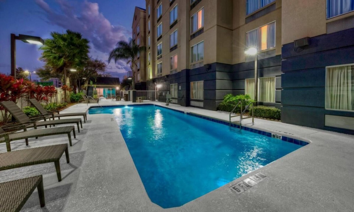 Florida Center Hotel | Orlando Vacation Spot! Near Universal Studios Orlando! Free Shuttle & Breakfast!