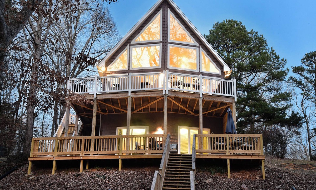 Albemarle House | Otter Landing: Lakefront, Cozy, Sleeps 8