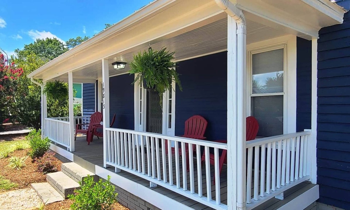 Cornelius House | Our cottage is the perfect location to explore the Downtown Cornelius area, enjoy the NC sunshine in the fully fenced back yard or check out Lake Norman by boat or at one of the waterfront restaurants.