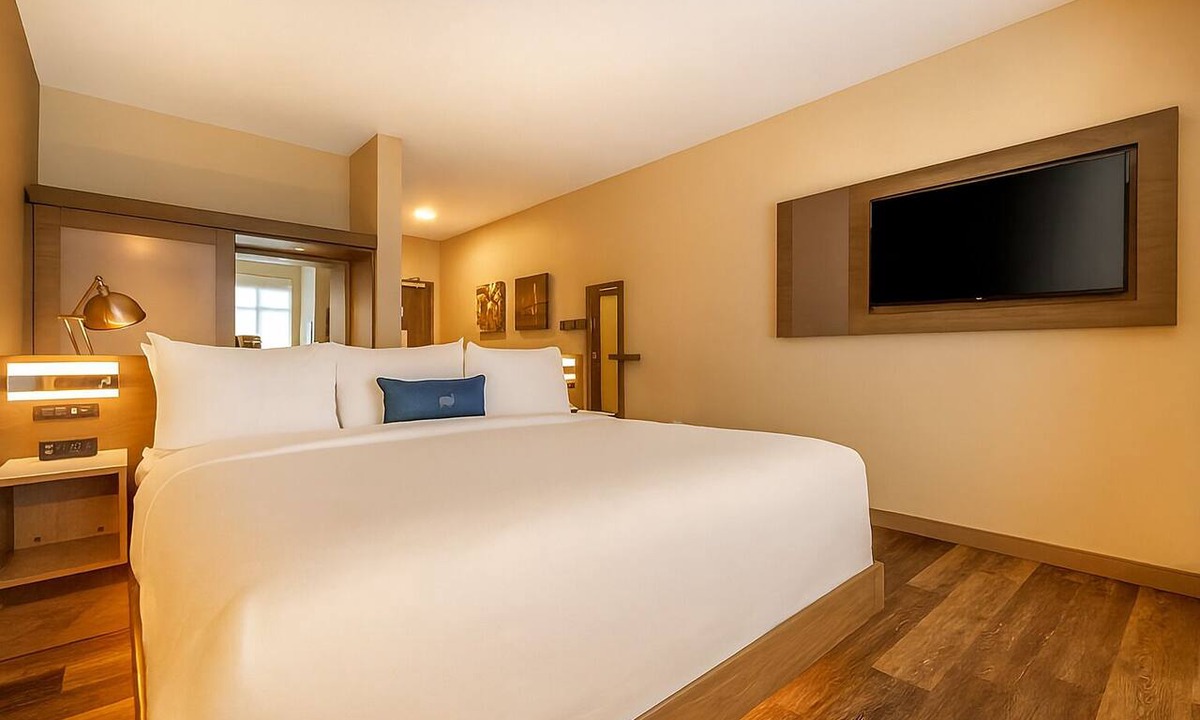 Lauderdale Beach Hotel | Outdoor Getaway! Stylish Unit Near Beach and Attraction, Valet Parking