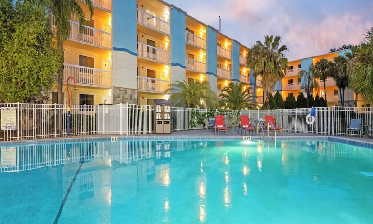 Florida Center Hotel | Outdoor Pool & Breakfast | The Perfect Home Base for Universal Orlando Adventure
