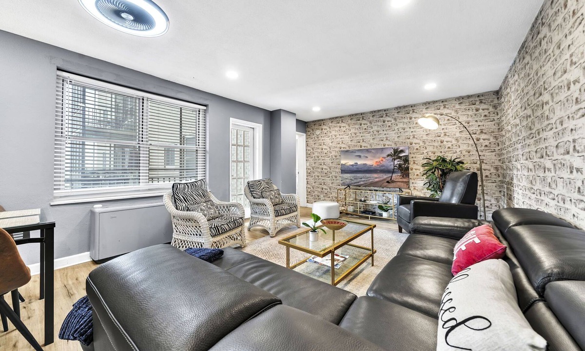 Downtown Atlanta Apartment | P/8G Remodel 2BR/2BA downtown ATL- Parking & Balcony