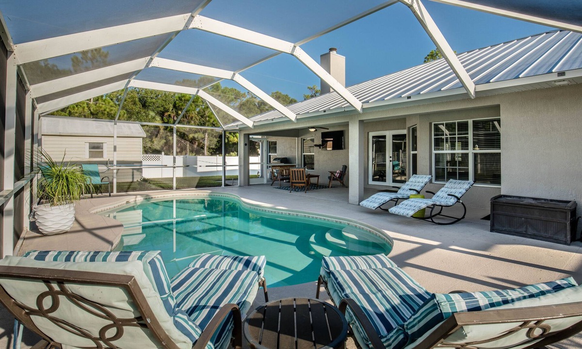 Vero Lake Estates House | ☆☀︎❀Palm Paradise! Heated Pool, Lanai with TV, Grill, & Fenced Yard!