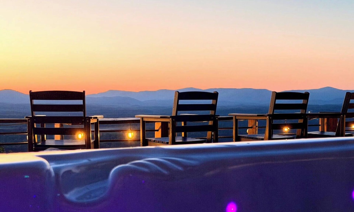 East Ellijay Cabin | Panoramic Mountain & Sunset View · 3 King Suites · Sauna · XL Hot Tub · Fire Pit