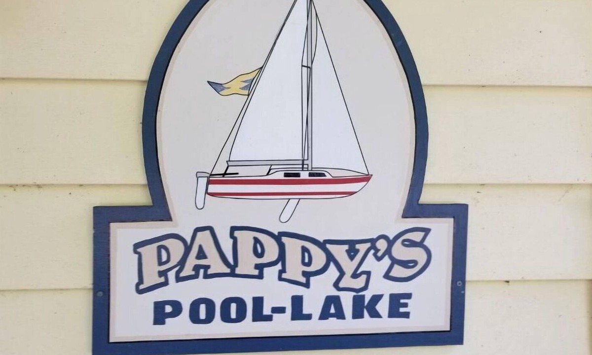 Lake Waccamaw House | Pappy's Pool Lake: A 1650 sqft with Pier, Boat Ramp, Screened porch,Lakeside.