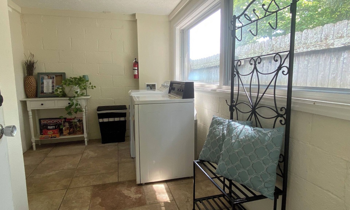 Ashley Oaks House | Peaceful 1950s 2-bedroom farmhouse in fantastic Knoxville location