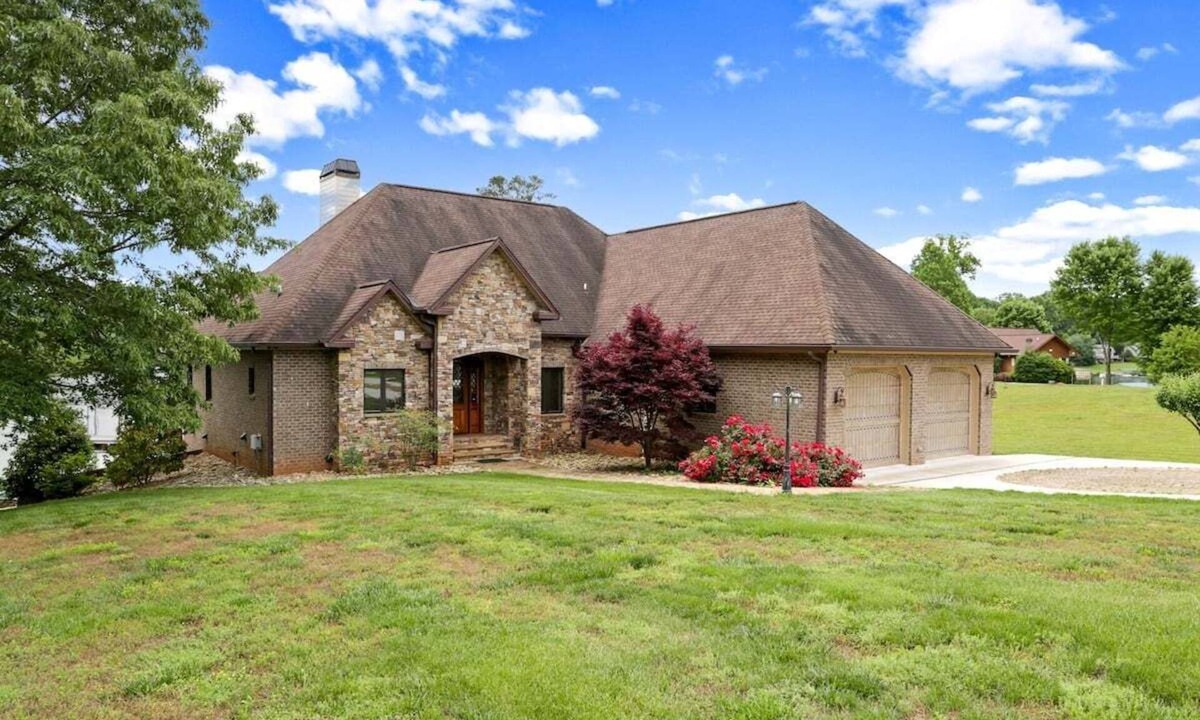 Hayesville House | Peaceful Cove on Lake Chatuge-Dock-Hot Tub-Sauna