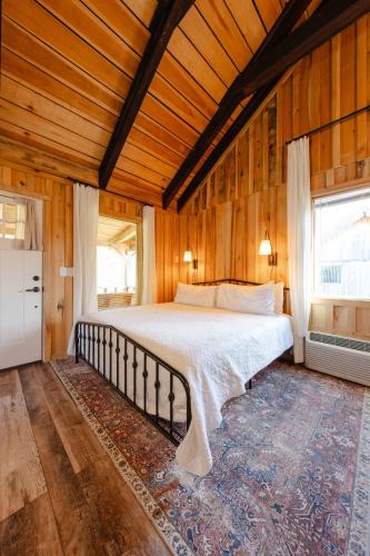 Smithville House | Peaceful Creekside Tiny Cabin, Family Adventure Near Waterfalls
