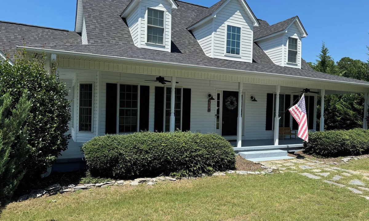 Carthage House | Peaceful & private 4 BR 2 1/2 Bath on 1 Acre in Carthage, 15 minutes from golf.