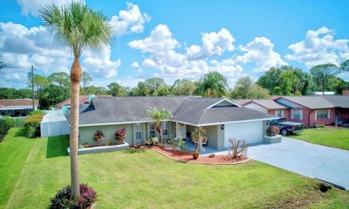 Sebring House | “Peaceful villa with pool, near lakes, shops & highways – perfect getaway”