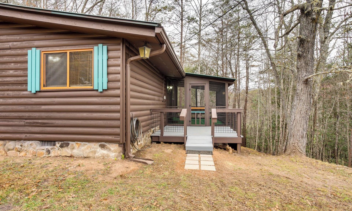 Warne Cottage | Peaceful Warne Cabin: Fenced Yard & Screened Porch