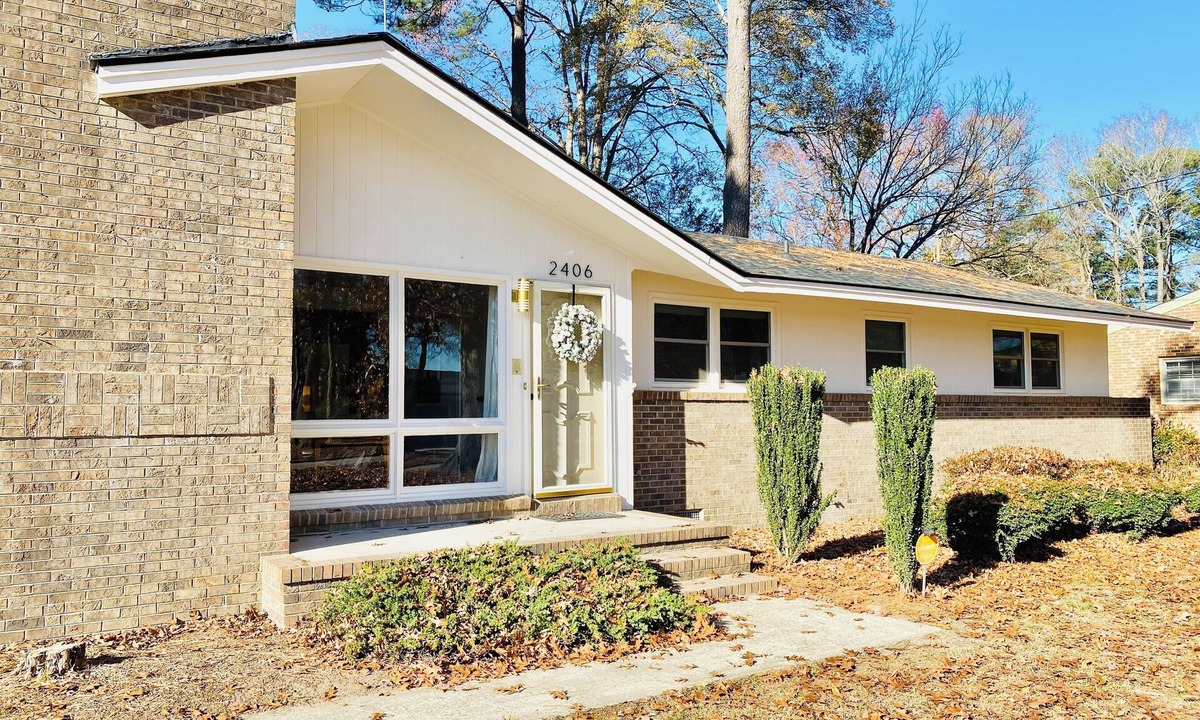 Wilson House | Peaceful, Well-Lit 3 Bed, 3 Bath Spacious Retreat With Mid-Century Modern Design