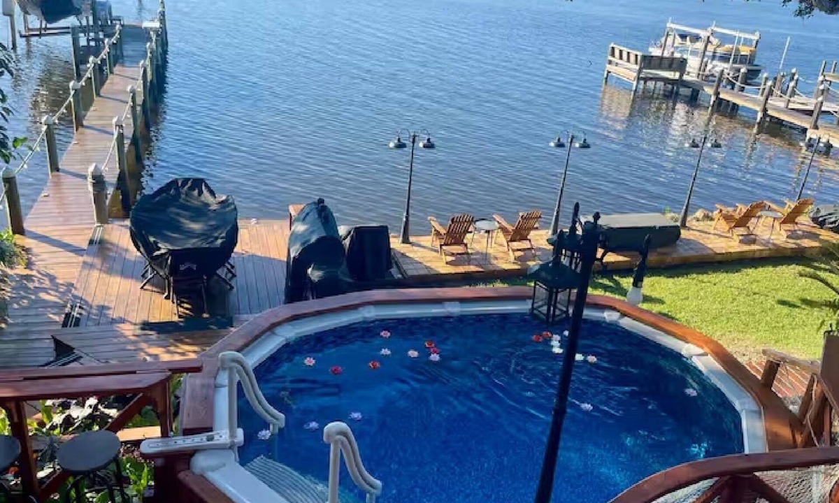 Interchange Square House | Pellicanus House. Waterfront Paradise+Pool+Hot Tub+ Kayaks Adventure!