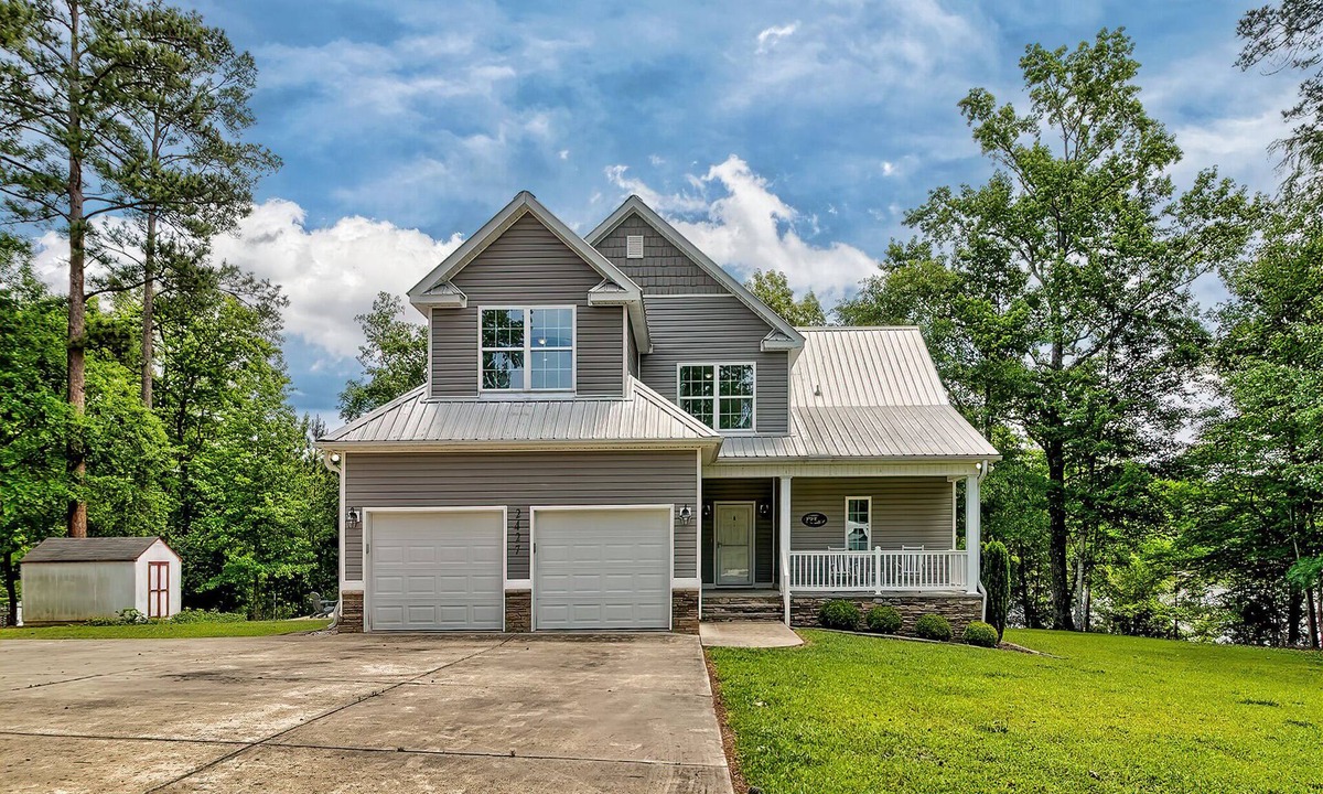 White Oak House | Perfect 3-bedroom home, private dock, hot tub on Lake Wateree