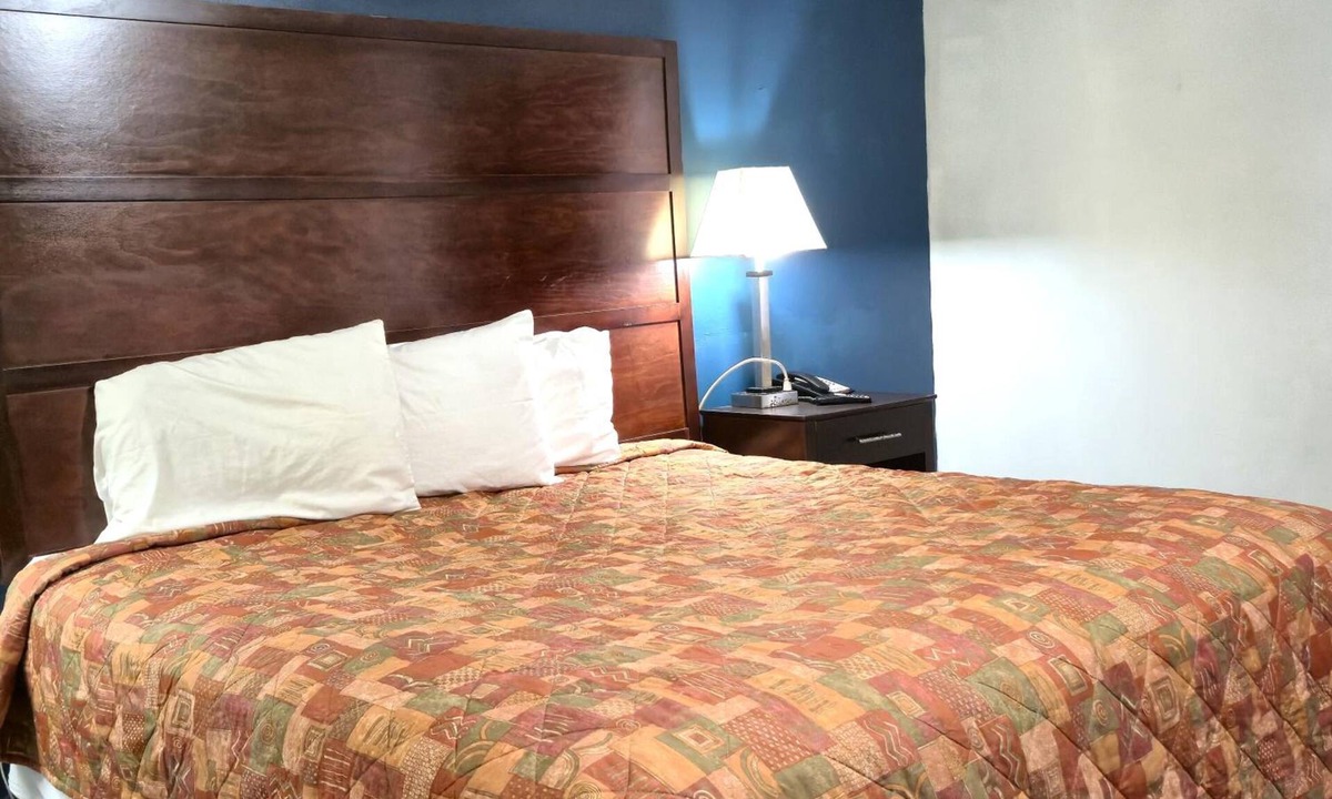 Cleveland Hotel | Perfect Budget Room for Solo Trips, Near Museum Center at 5ive Points 1.6 miles