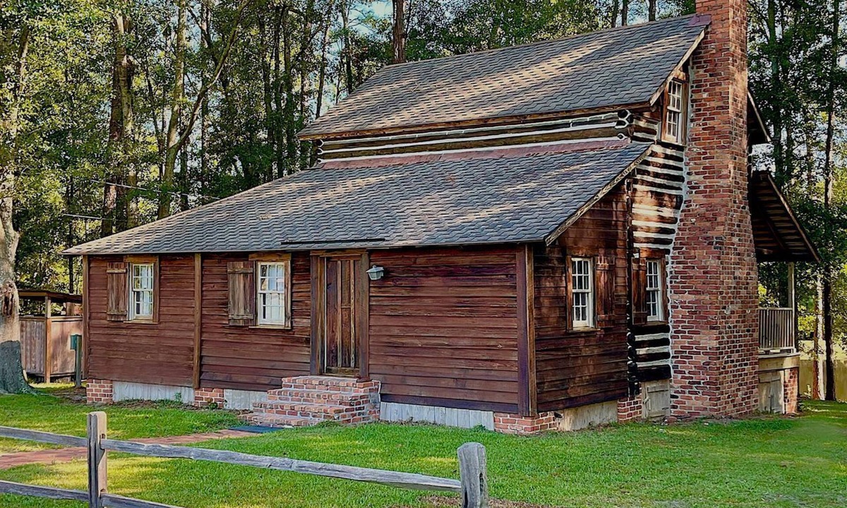 Claxton House | Perfect Couple's or Solo Getaway: 1840s Log Cabin, Claxton, GA