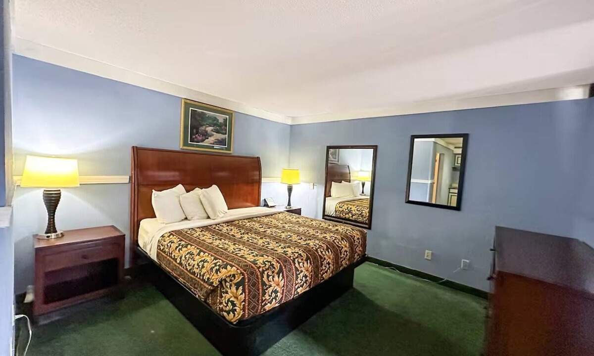 Ridgeway Hotel | Perfect for Couples Exploring Ridgeway | Seasonal Outdoor Pool & Free Parking
