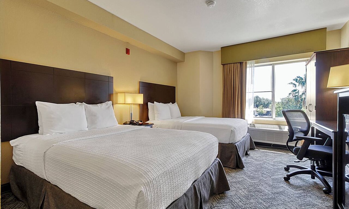 Florida Central Atlantic Coast Hotel | Perfect for Your Next Getaway! Close to Best Restaurants! Free Parking, Pool