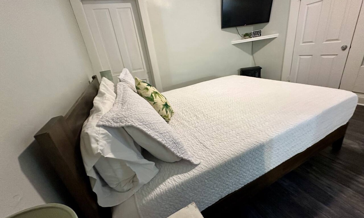Gainesville Hotel | Pet friendly 1bd/1b unit with full kitchen