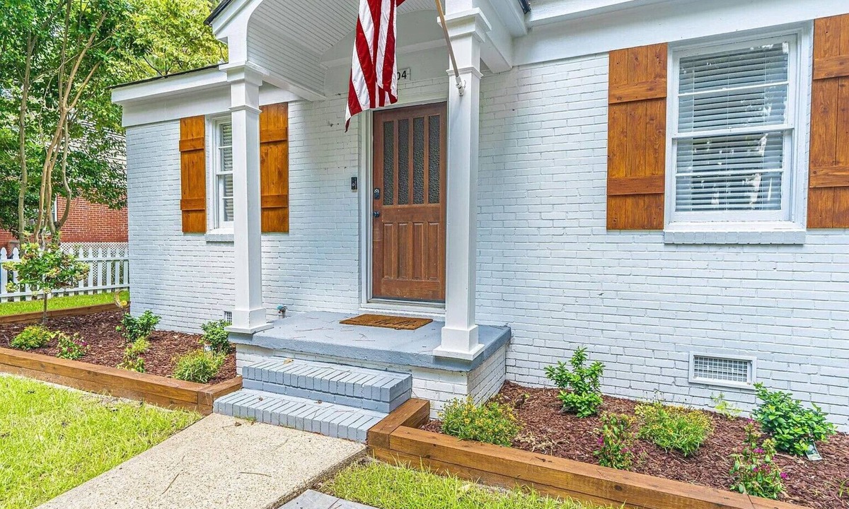 Terry Sanford House | Pet-Friendly 2BR Home w/Fenced Yard & Vaulted Screened Porch – Near Ft Bragg