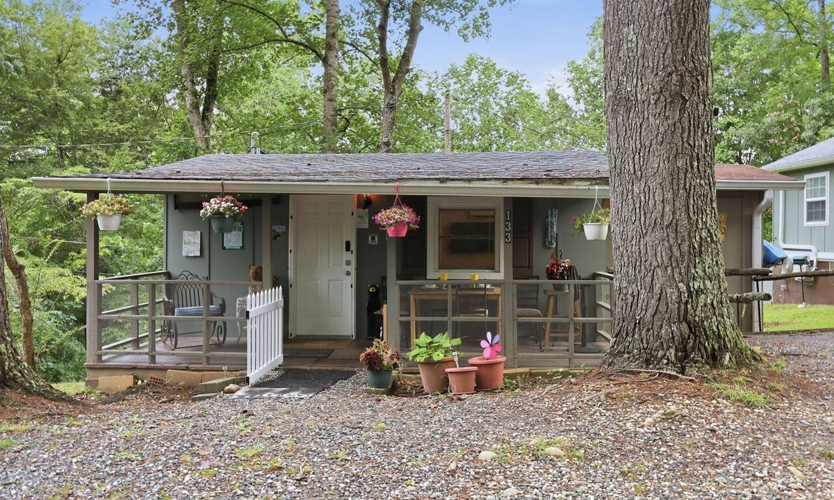 Qualla Cabin | Pet-Friendly Cabin Near Cherokee & Bryson