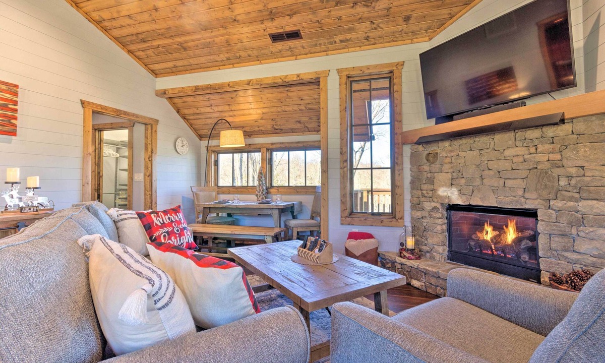 Tuckasegee Cabin | Pet-Friendly Cabin w/Mtn Views in Chinquapin!