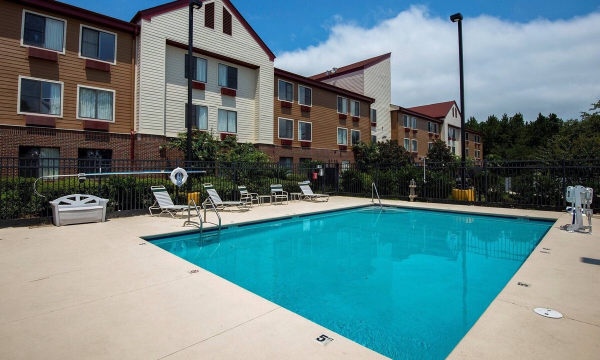 Pooler Hotel | Pet Friendly Room Near Crosswinds Golf Club - 1.1 miles | Free Parking