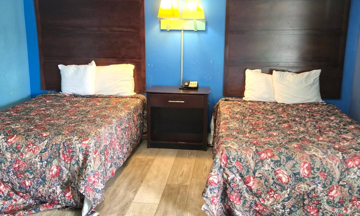 Cleveland Hotel | Pet-Friendly Room Perfect for Stopovers, Near Local Dining & Popular Landmarks