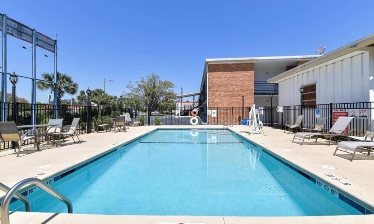 Valdosta Hotel | Pet Friendly Room With Parking Near BBQ And Family Fun