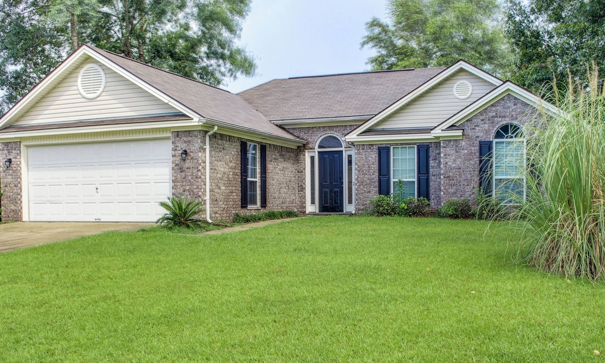 Fleming House | Pet-Friendly Savannah Rental w/Community Pool!