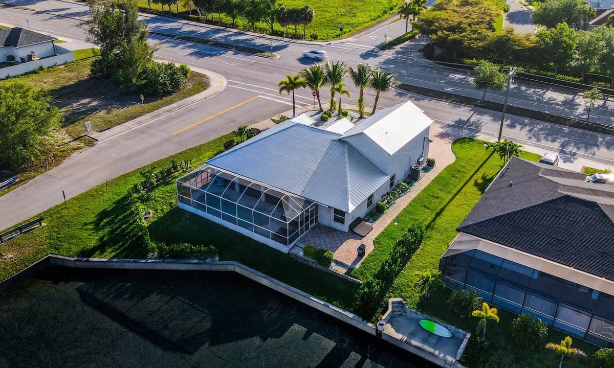 Trafalgar Villa | Pet friendly spacious home for large groups! Pool & jacuzzi, game room!