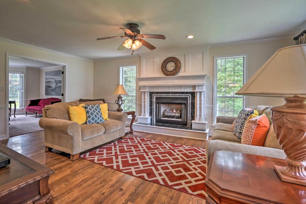 Huger House | Pet-Friendly Suburban Escape w/Deck & Grill!
